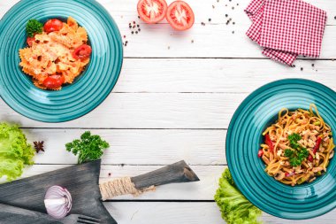 Makarna ayarla, İtalyan yapıştırır. Ahşap bir arka plan üzerinde. Üstten görünüm. Kopya alanı.