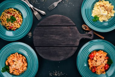 Makarna ayarla, İtalyan yapıştırır. Ahşap bir arka plan üzerinde. Üstten görünüm. Kopya alanı.