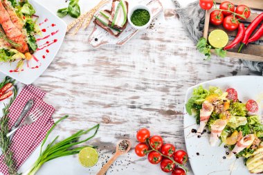 Gıda. Bir dizi lezzetli salata avokado ve sebze. Ahşap bir arka plan üzerinde. Üstten görünüm. Kopya alanı.