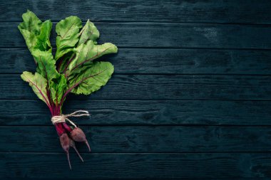 Taze pancar yeşil yaprakları ile. Ahşap bir arka plan üzerinde. Üstten görünüm. Kopya alanı.