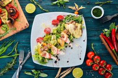 Taze salata domuz pastırması, avokado ve domates. Ahşap bir arka plan üzerinde. Üstten görünüm. Kopya alanı.