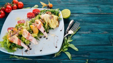 Taze salata domuz pastırması, avokado ve domates. Ahşap bir arka plan üzerinde. Üstten görünüm. Kopya alanı.