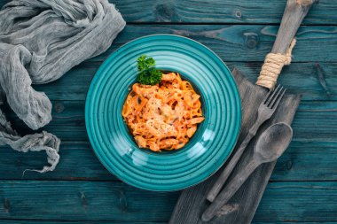 Makarna Tavuk ve mantar ile. İtalyan mutfağı. Ahşap bir arka plan üzerinde. Üstten görünüm. Kopya alanı.