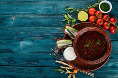 Borsch. Ukraynalı geleneksel yemekleri. Pancar çorbası. Ahşap bir arka plan üzerinde. Üstten görünüm. Kopya alanı.