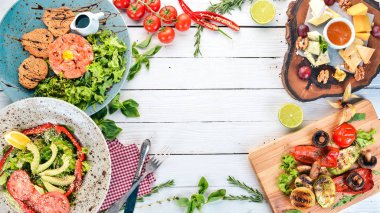 Bir dizi yemek. Tartar, peynir, salata ve sebze. Ahşap bir arka plan üzerinde. Üstten görünüm. Kopya alanı.