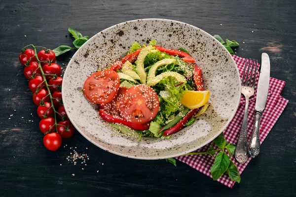 Insalata Con Avocado Pomodoro Verdure Fresche Uno Sfondo Legno Vista — Foto Stock