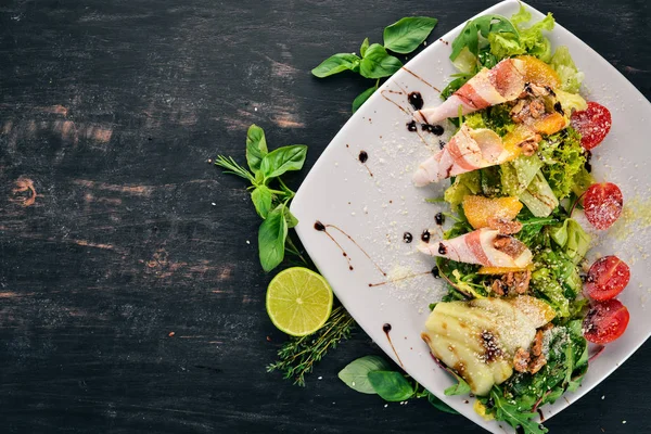 Taze salata domuz pastırması, avokado ve domates. Ahşap bir arka plan üzerinde. Üstten görünüm. Kopya alanı.