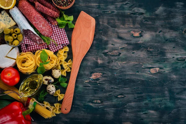 Sosis, peynir ve sebze. Gıda ürün yelpazesine. Ahşap bir arka plan üzerinde. Üstten görünüm. Kopya alanı.