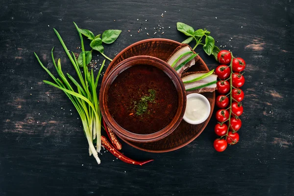 Borsch. Ukraynalı geleneksel yemekleri. Pancar çorbası. Ahşap bir arka plan üzerinde. Üstten görünüm. Kopya alanı.
