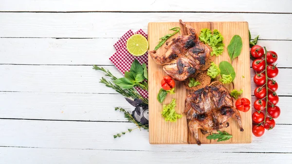 Quaglia Forno Con Verdure Una Tavola Legno Uno Sfondo Legno — Foto Stock