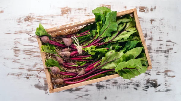 Ahşap kutusunda taze pancar. Ahşap bir arka plan üzerinde. Üstten görünüm. Kopya alanı.