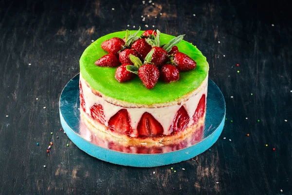 Çilekli kek. Ahşap bir arka planda. Üst Manzara. Boşluğu kopyala.