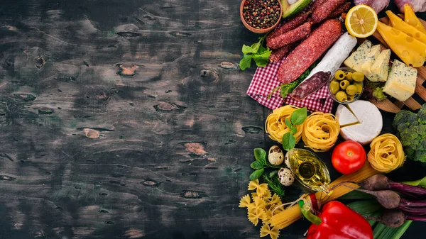 Worst Kaas Groenten Assortiment Van Voedsel Een Houten Achtergrond Bovenaanzicht — Stockfoto