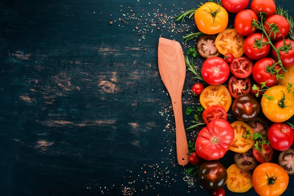 Sortimento Tomates Frescos Coloridos Fundo Madeira Preto Vista Superior Espaço — Fotografia de Stock