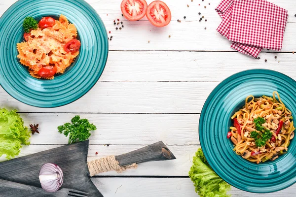 Makarna ayarla, İtalyan yapıştırır. Ahşap bir arka plan üzerinde. Üstten görünüm. Kopya alanı.