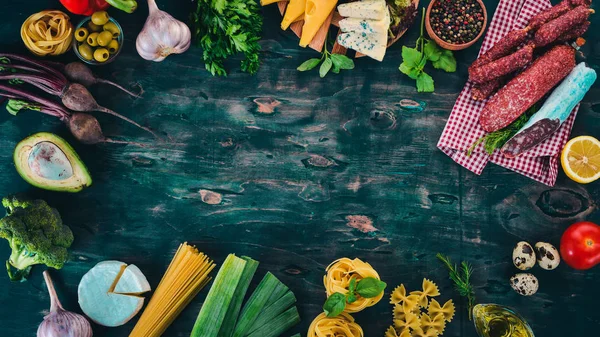 Sosis, peynir ve sebze. Gıda ürün yelpazesine. Ahşap bir arka plan üzerinde. Üstten görünüm. Kopya alanı.