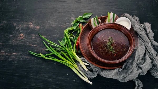 Borsch. Ukraynalı geleneksel yemekleri. Pancar çorbası. Ahşap bir arka plan üzerinde. Üstten görünüm. Kopya alanı.