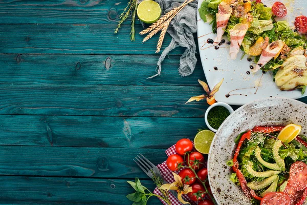 Élelmiszer Egy Sor Finom Saláta Avokádóval Zöldségek Fából Készült Háttér — Stock Fotó