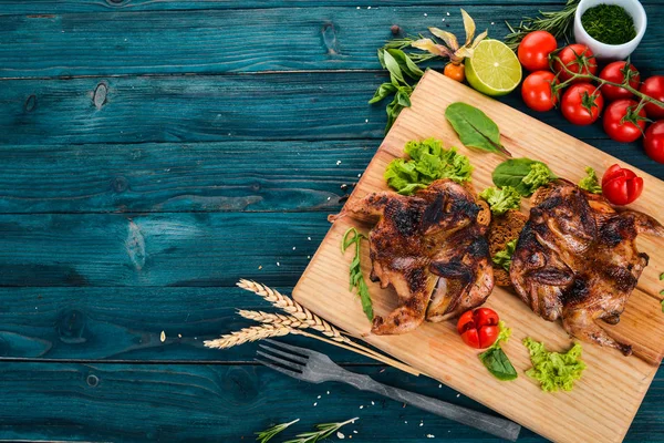 Quaglia Forno Con Verdure Una Tavola Legno Uno Sfondo Legno — Foto Stock