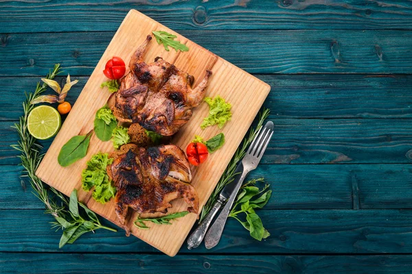 Quaglia Forno Con Verdure Una Tavola Legno Uno Sfondo Legno — Foto Stock