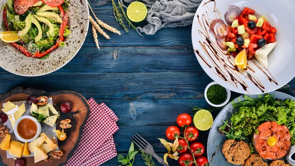 Mat Uppsättning Läckra Rätter Och Delikatesser Trä Bakgrund Ovanifrån Kopiera — Stockfoto