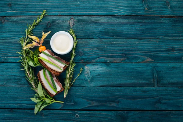 Sandwich with lard and onions. Ukrainian cuisine. On a wooden background. Top view. Copy space. — Stock Image Sandwich Lard Onions Ukrainian Cuisine Wooden Background Top View Copy Stock Photo