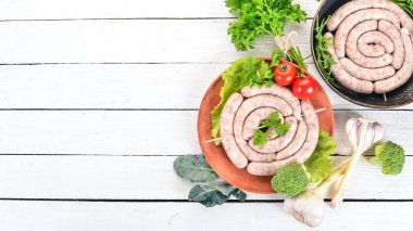 Ham Barbekü sosis. Sebze kebabı. Ahşap bir arka plan üzerinde. Üstten görünüm. Kopya alanı.