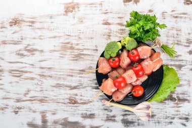 Domates ve sebzeler çiğ tavuk şiş. Kebap. Ahşap bir arka plan üzerinde. Üstten görünüm. Kopya alanı.