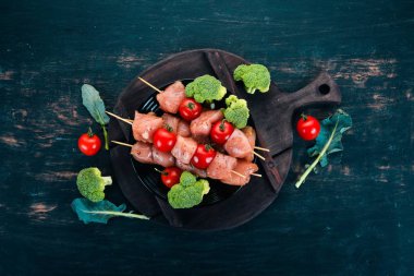 Domates ve sebzeler çiğ tavuk şiş. Kebap. Ahşap bir arka plan üzerinde. Üstten görünüm. Kopya alanı.