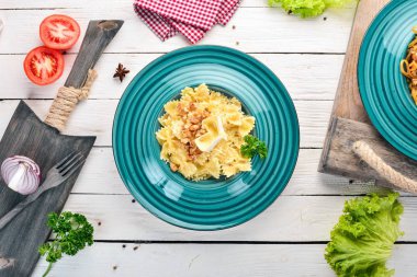 Brie peyniri ve fındık ile farfalle makarna. İtalyan mutfağı. Ahşap bir arka plan üzerinde. Üstten görünüm. Kopya alanı.