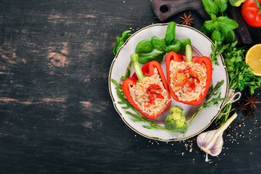 Taze biber pirinç ve et ile doldurulmuş. Ahşap bir arka plan üzerinde. Üstten görünüm. Kopya alanı.