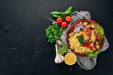 Bulgur et, kırmızı biber, kiraz domates ve sebze ile. Ahşap bir arka plan üzerinde. Üstten görünüm. Kopya alanı.