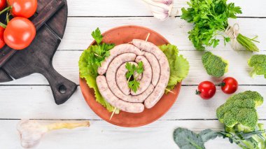 Ham Barbekü sosis. Sebze kebabı. Ahşap bir arka plan üzerinde. Üstten görünüm. Kopya alanı.