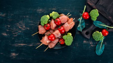 Domates ve sebzeler çiğ tavuk şiş. Kebap. Ahşap bir arka plan üzerinde. Üstten görünüm. Kopya alanı.