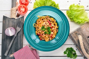 Makarna mantar ve sebze. İtalyan mutfağı. Ahşap bir arka plan üzerinde. Üstten görünüm. Kopya alanı.