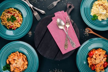 Makarna ayarla, İtalyan yapıştırır. Ahşap bir arka plan üzerinde. Üstten görünüm. Kopya alanı.