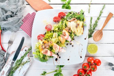 Taze salata domuz pastırması, avokado ve domates. Ahşap bir arka plan üzerinde. Üstten görünüm. Kopya alanı.