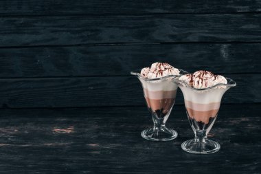 Çikolata kremalı tatlı. Pana Cotta. Ahşap bir arka plan üzerinde. Üstten görünüm. Kopya alanı.