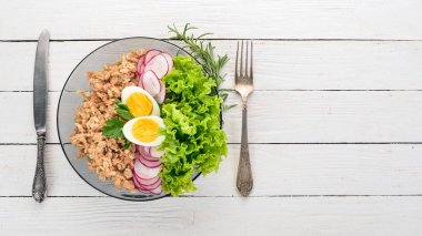 Sağlıklı gıda. Yulaf ezmesi, marul, turp, yumurta. Ahşap bir arka plan üzerinde. Üstten görünüm. Ücretsiz kopya alanı.