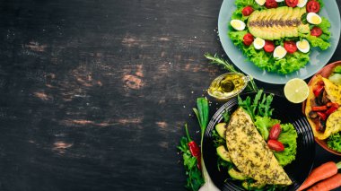 Omlet. Ahşap bir arka plan üzerinde. Üstten görünüm. Kopya alanı.