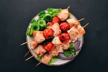 Tavuk şiş kiraz domates ve sebze ile. Ahşap bir arka plan üzerinde. Üstten görünüm. Kopya alanı.