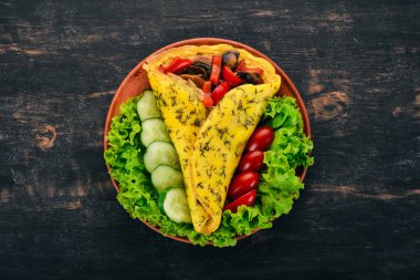 Omlet mantar ve sebze. Kızarmış yumurta. Ahşap bir arka plan üzerinde. Üstten görünüm. Ücretsiz kopya alanı.