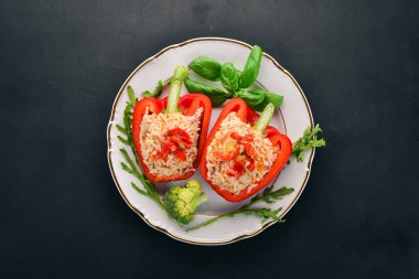 Taze biber pirinç ve et ile doldurulmuş. Ahşap bir arka plan üzerinde. Üstten görünüm. Kopya alanı.