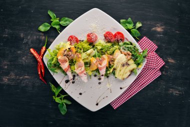 Taze salata domuz pastırması, avokado ve domates. Ahşap bir arka plan üzerinde. Üstten görünüm. Kopya alanı.