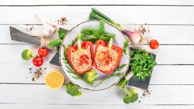 Taze biber pirinç ve et ile doldurulmuş. Ahşap bir arka plan üzerinde. Üstten görünüm. Kopya alanı.