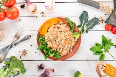 Et ve sebze bir plaka üzerinde plov pilav. Özbek mutfağı. Ahşap bir arka plan üzerinde. Üstten görünüm. Kopya alanı.