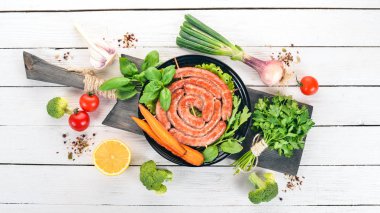 Kızarmış taze sebze ile barbekü sosis. Ahşap bir arka plan üzerinde. Üstten görünüm. Kopya alanı.