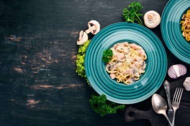 Somon ve Mantarlı makarna. İtalyan mutfağı. Ahşap bir arka plan üzerinde. Üstten görünüm. Kopya alanı.