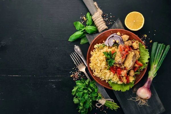 Bulgur Con Carne Pimentón Tomates Cherry Verduras Sobre Fondo Madera — Foto de Stock