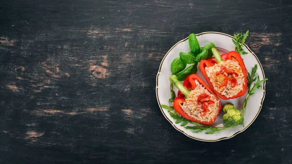 Taze biber pirinç ve et ile doldurulmuş. Ahşap bir arka plan üzerinde. Üstten görünüm. Kopya alanı.